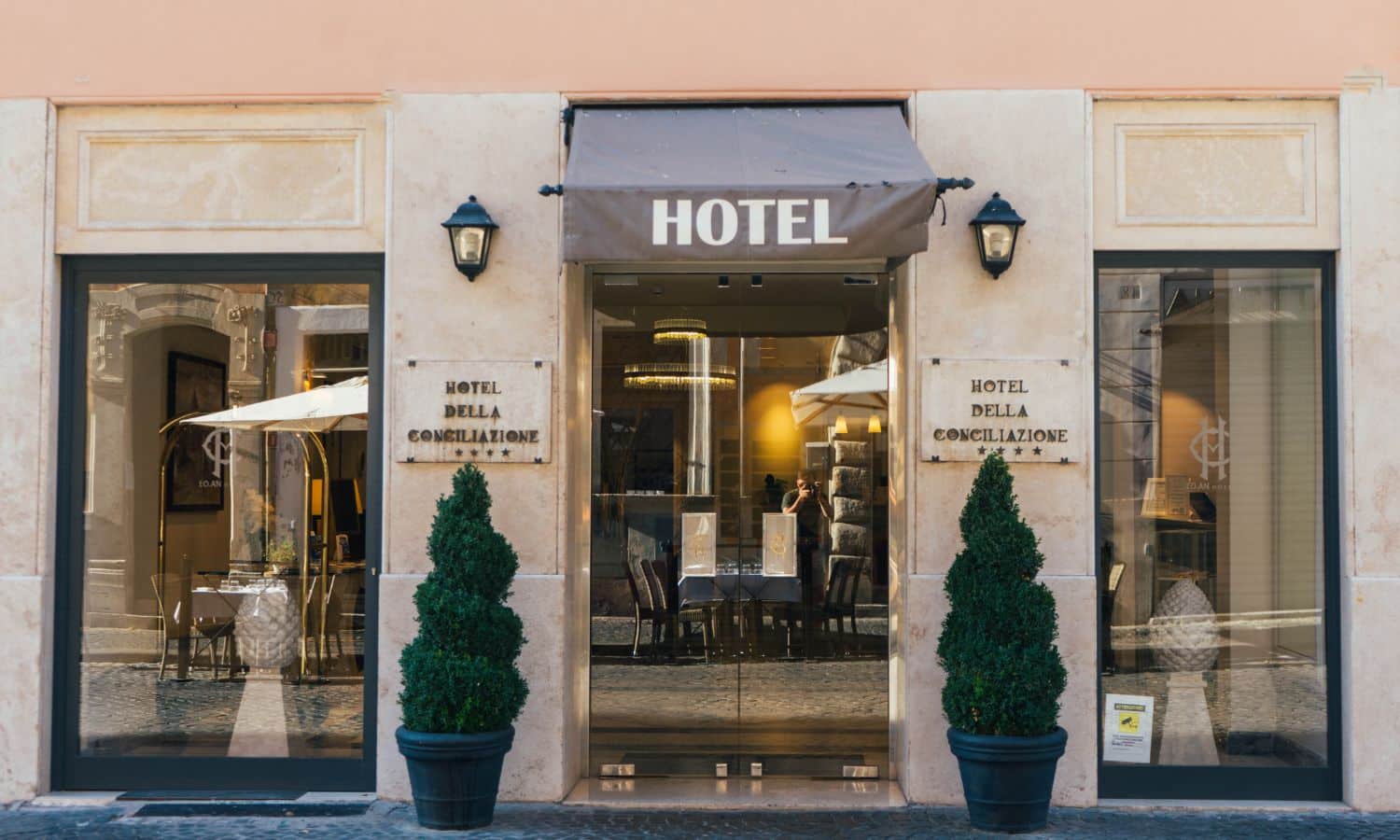 What Makes A Good Hotel Website? The Wolf of the Web